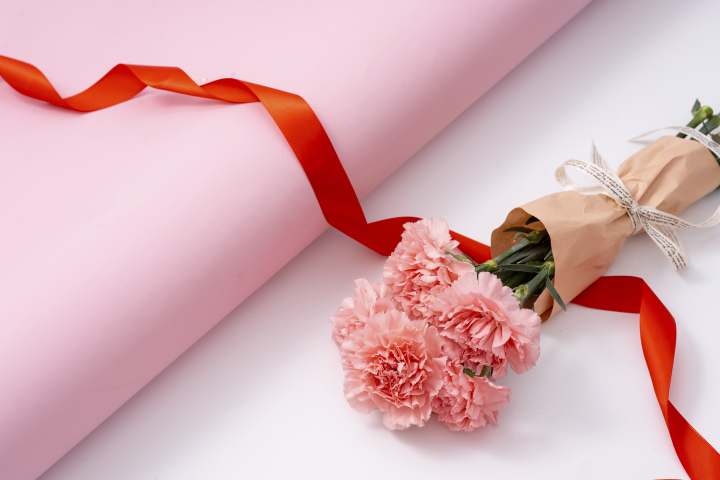 红色丝带感恩母亲节鲜花版权图片下载
