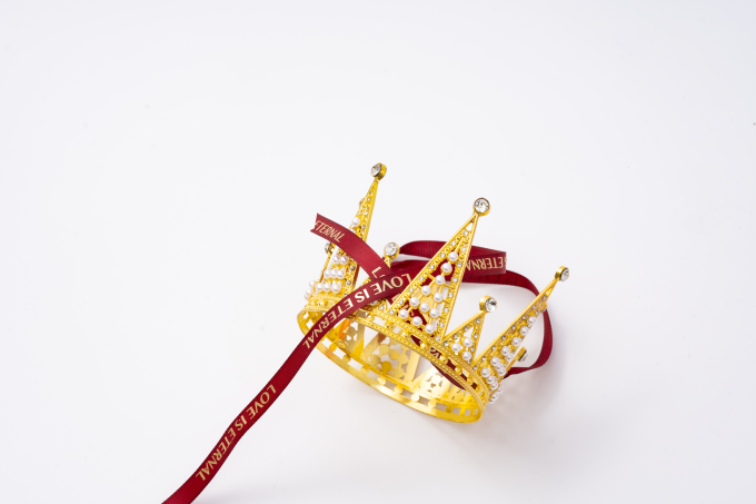 红色丝带缠绕皇冠高清图