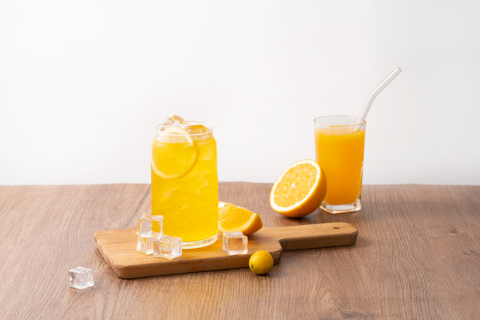 两杯鲜果香橙柠檬鲜榨汁
