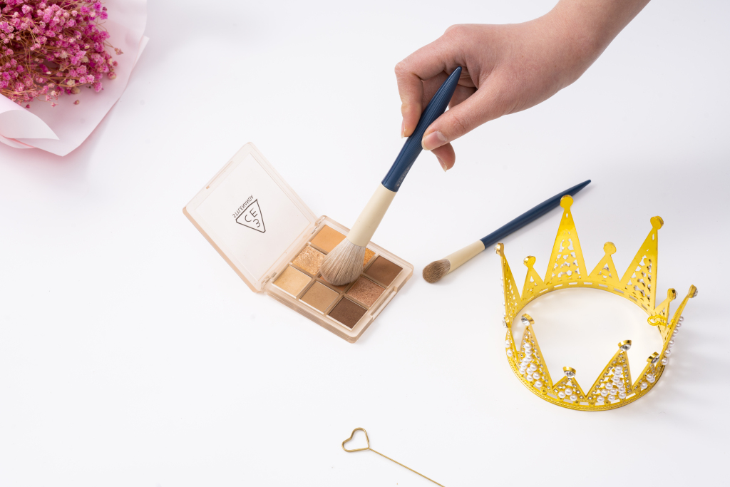 化妆刷蘸取眼影高清图版权图片下载