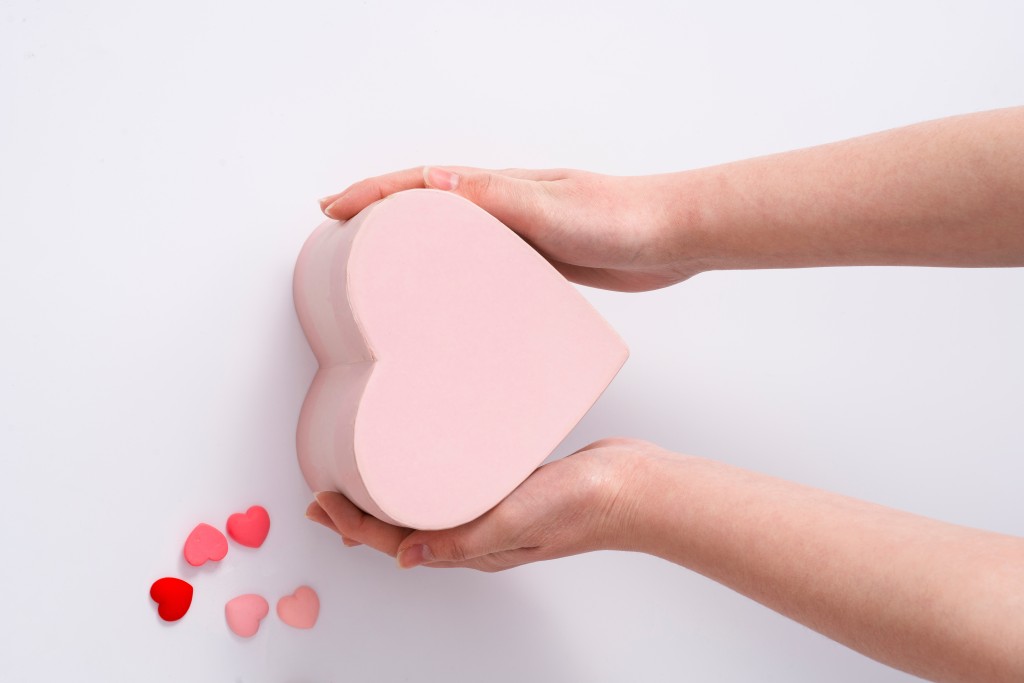 手拿心形礼物盒高清图版权图片下载