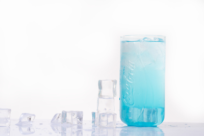 蓝色妖姬冰镇碳酸饮料图片
