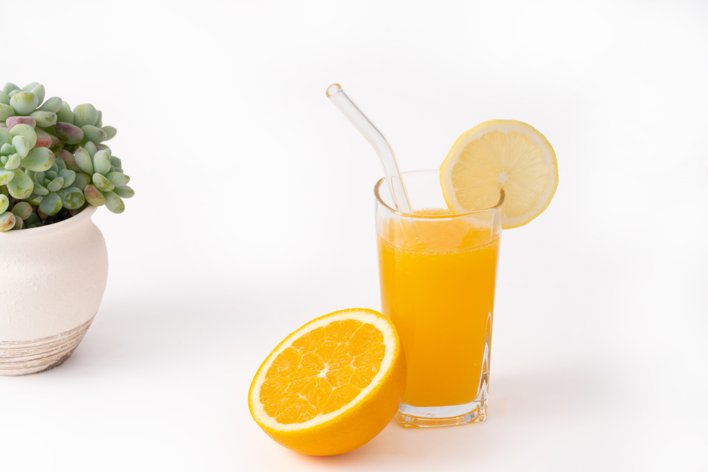 桌面多肉植物鲜榨橙汁摆拍图版权图片下载
