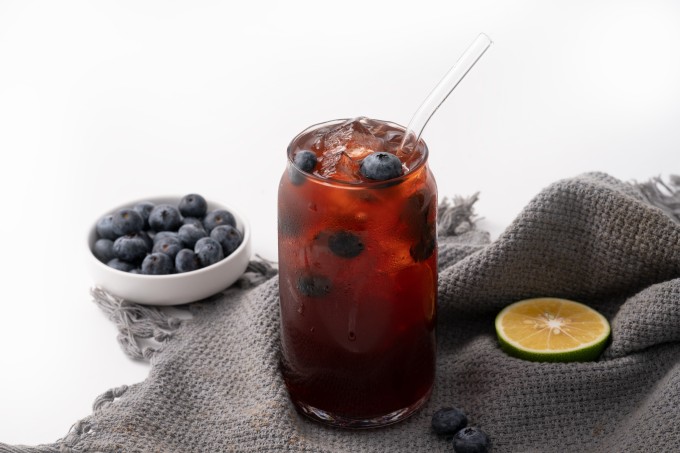 鲜美蓝莓水果冰镇饮品写真图