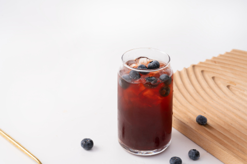 冰镇新鲜蓝莓汁饮品图