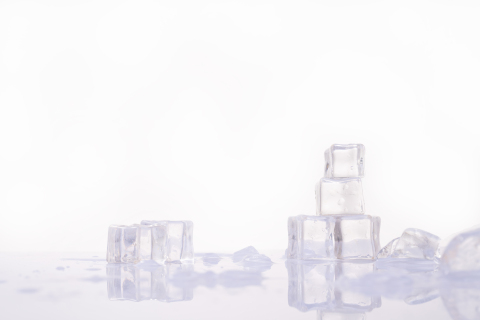 堆积方形冰镇冰块高清图