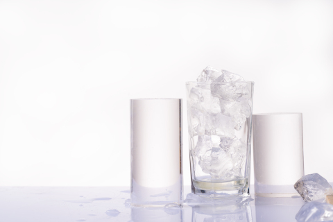 白色冰块简约水杯实拍图