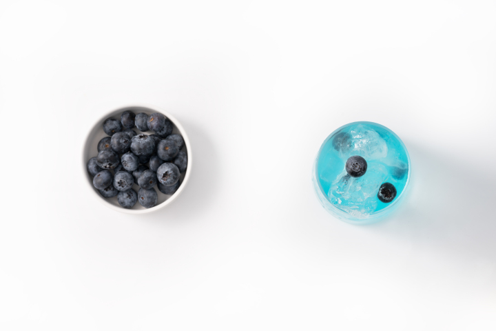 新鲜蓝莓水果蓝色鸡尾酒摆拍图版权图片下载