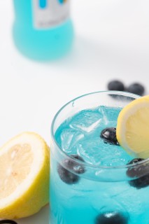 柠檬蓝莓冰镇蓝冰特色饮品实拍图