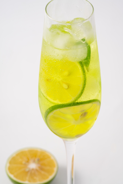 绿色香水柠檬冰镇气泡水图片