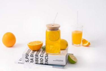 桌面两杯招牌香橙调制饮品图片