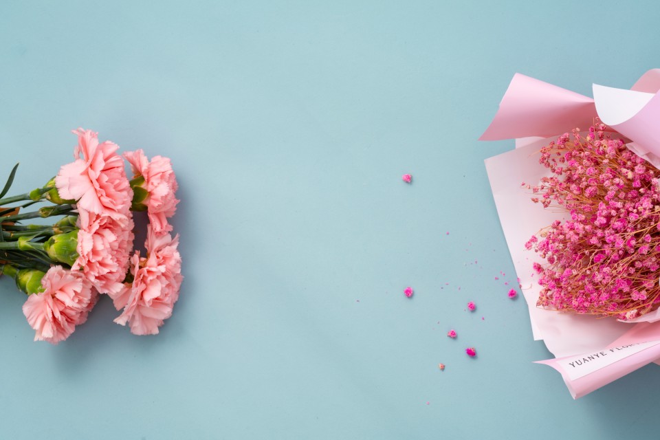 感恩妈妈节日鲜花礼物俯拍图