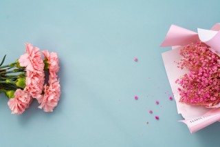 感恩妈妈节日鲜花礼物俯拍图