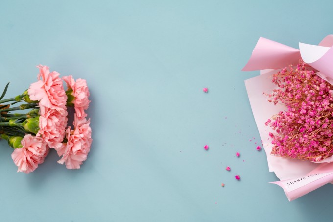 感恩妈妈节日鲜花礼物俯拍图