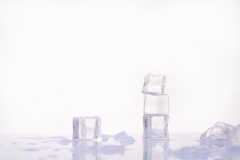 白色冰晶方形冰块实拍图