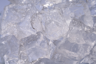 冰镇水晶冰块特写图片