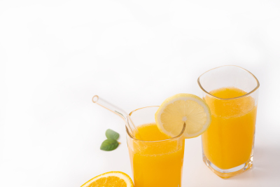 两杯鲜榨橙汁饮品高清图