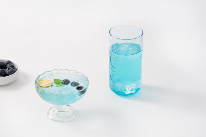 蓝色经典特色鸡尾酒饮品展示图