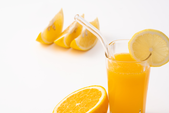 桌面切开的橙子鲜榨果汁高清图版权图片下载