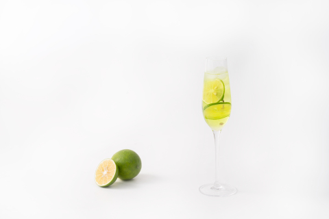 特色绿色柠檬调制饮品图片
