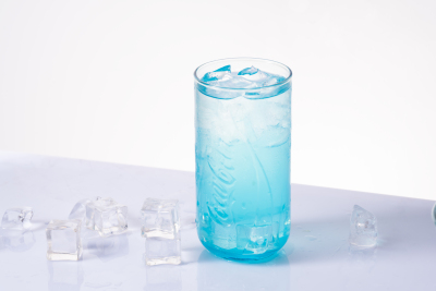 蓝色气泡水冰镇饮品图片