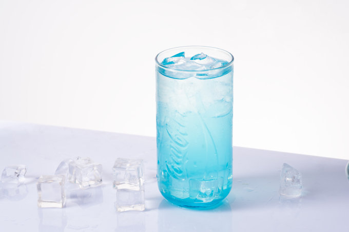 蓝色气泡水冰镇饮品图片