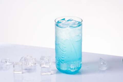 蓝色气泡水冰镇饮品图片
