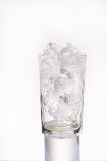 水杯里的冰块夏日冰镇饮品必备图片