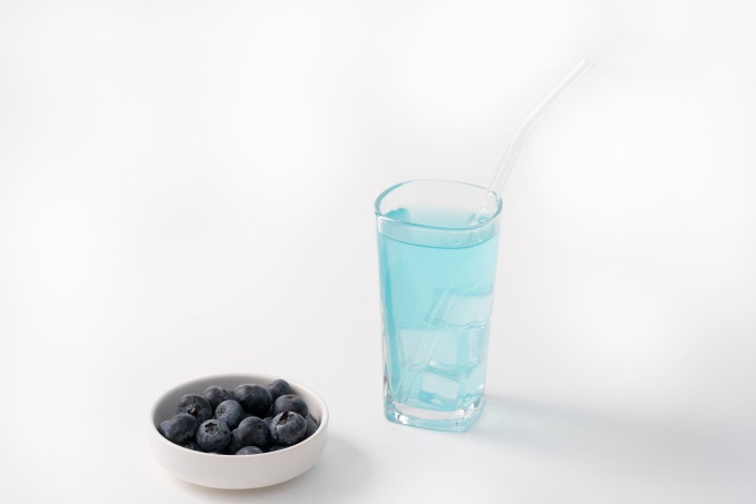 蓝色鸡尾酒蓝莓水果艺术照