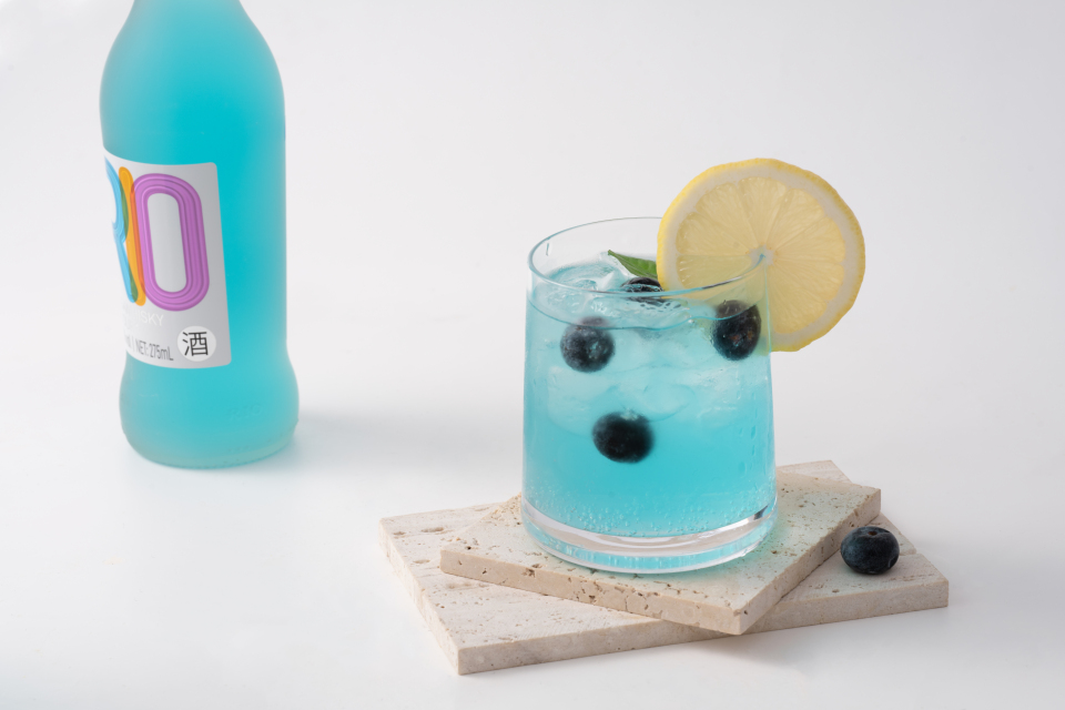 蓝色鸡尾酒夏日饮品特写图