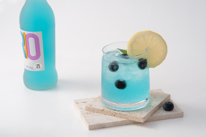 蓝色鸡尾酒夏日饮品特写图