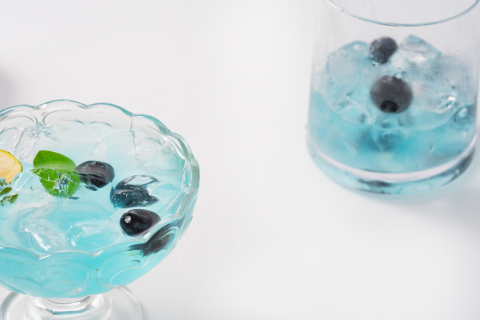 水晶杯饮品区蓝色鸡尾酒展示图