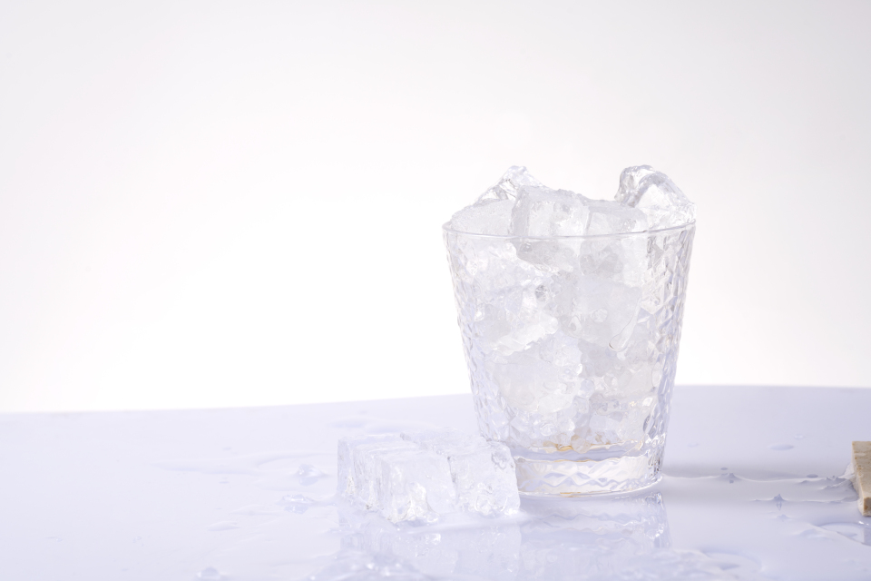 水杯里的冰块特写图