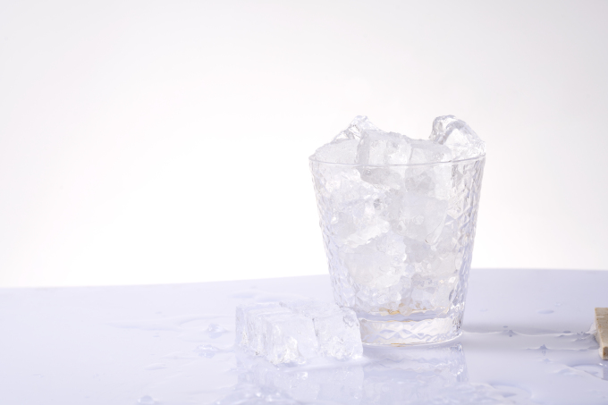 水杯里的冰块特写图