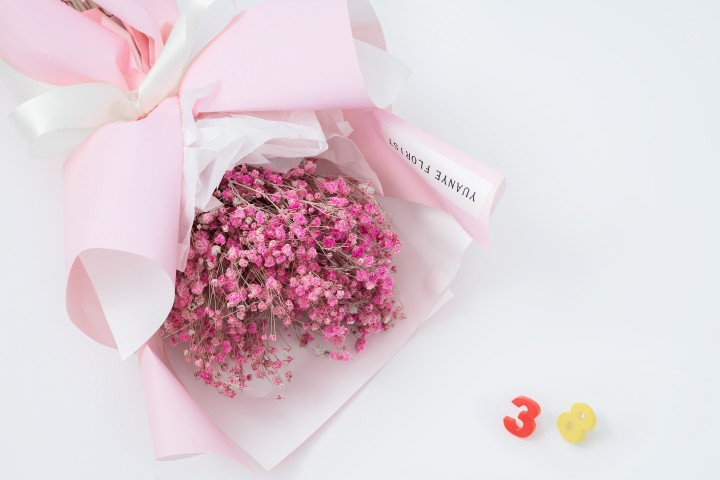 母亲节礼物粉色满天星花束图版权图片下载