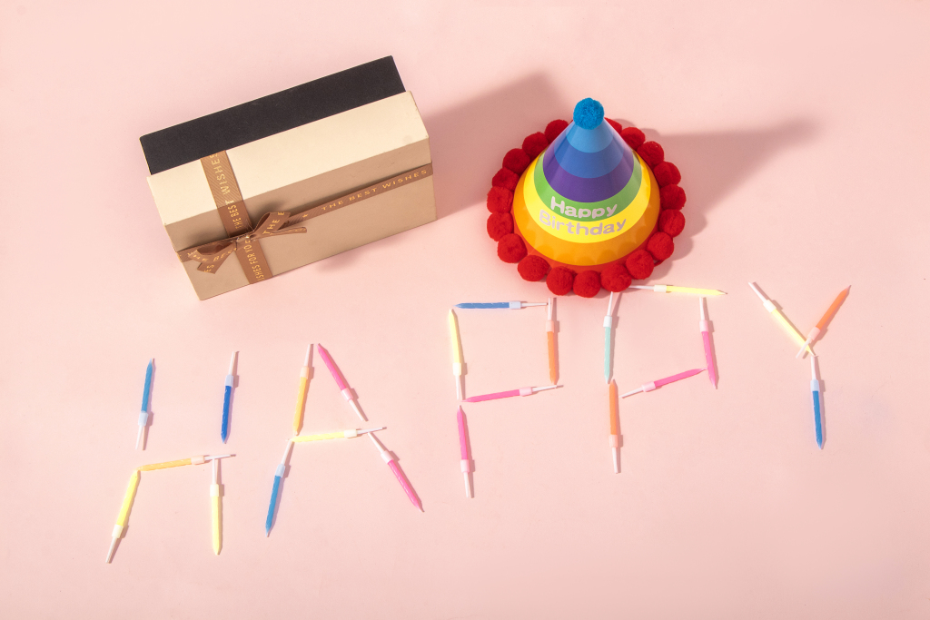 生日礼物生日帽蜡烛摆拍版权图片下载