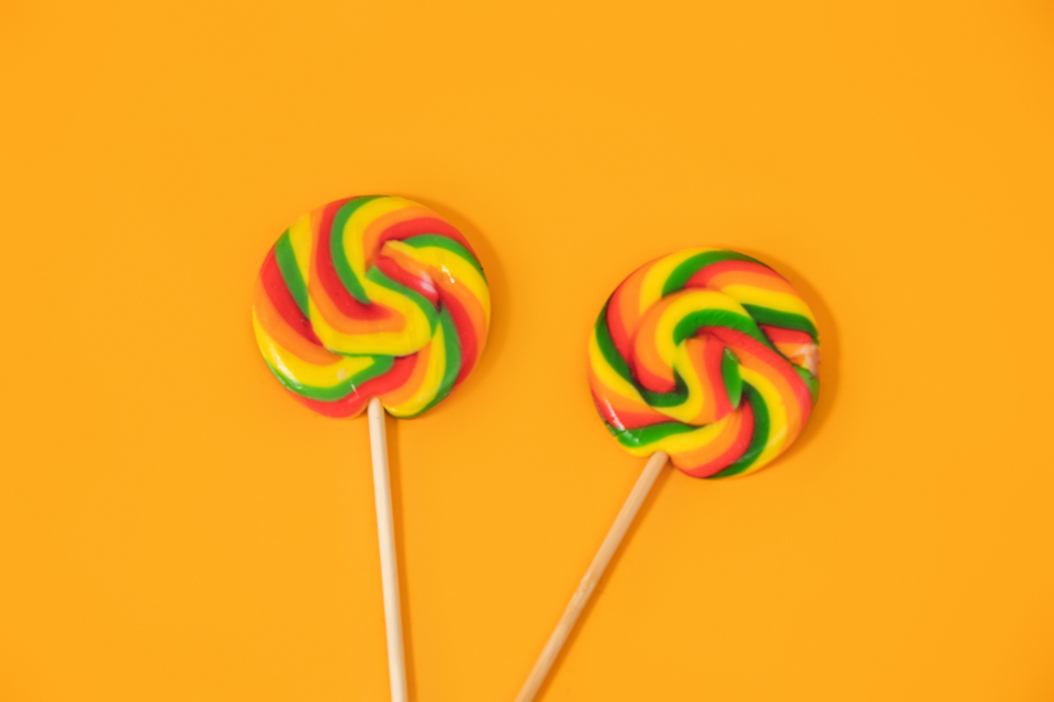 彩虹棒棒糖甜品高清实拍图