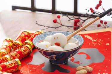 新年传统习俗吃手工汤圆图