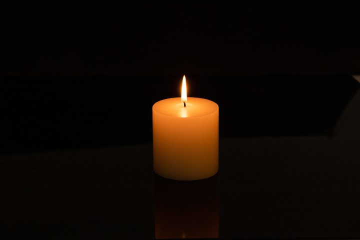 一支燃烧的烛光蜡烛版权图片下载