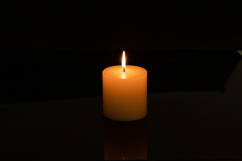 一支燃烧的烛光蜡烛图片