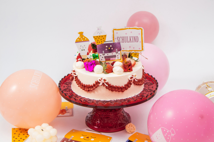 粉色精致奶油巧克力生日蛋糕版权图片下载