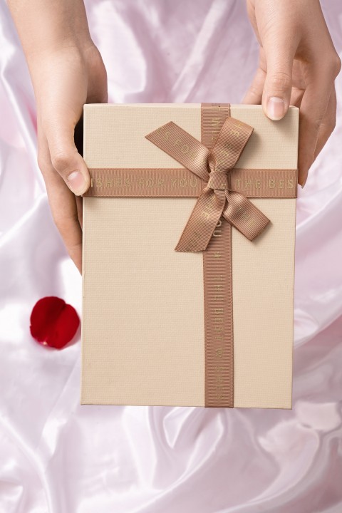 情人节礼物礼盒实拍高清图版权图片下载