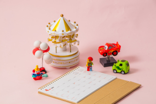 愚人节小丑玩偶旋转木马摆拍图