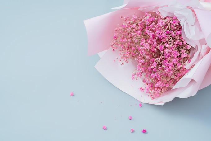 粉丝满天星温馨母亲节花束图