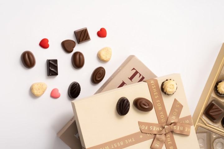 情人节礼物香浓巧克力套盒实拍图版权图片下载