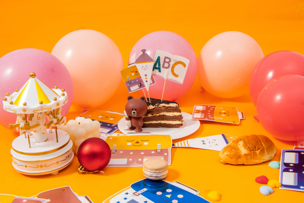 粉色气球装饰布朗熊黑巧蛋糕版权图片下载