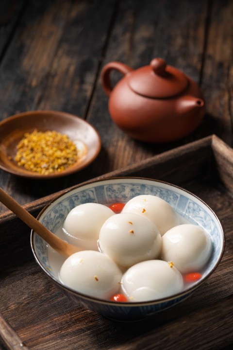 中国传统节日元宵节吃汤圆图版权图片下载
