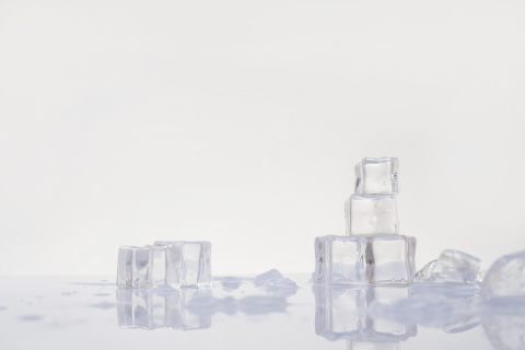 桌面堆积水晶冰块图片