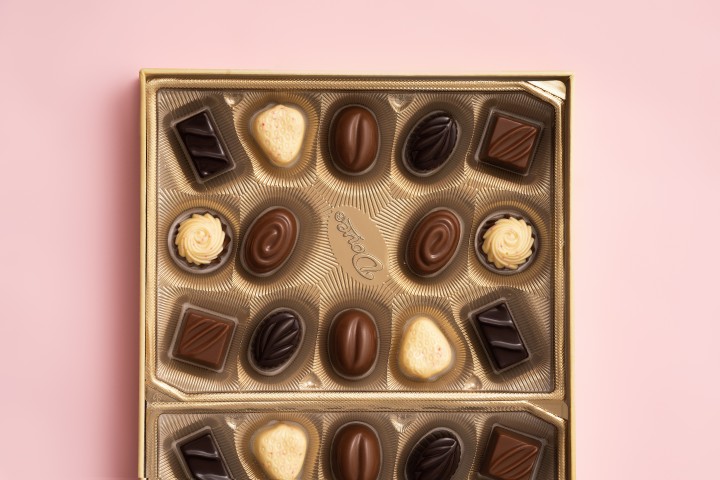 浪漫情人节酒心巧克力甜品图版权图片下载