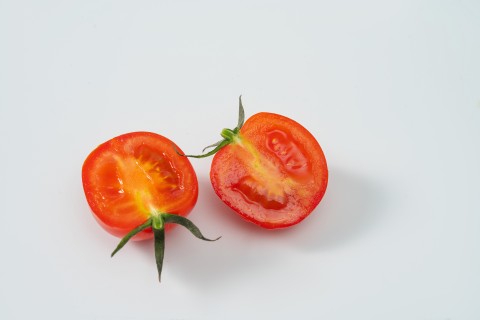 酸甜可口切开的小番茄实拍图
